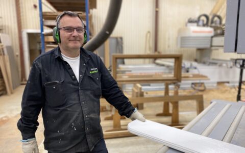 Thomas fjaärrstad som arbetar