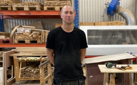 RJ står med händerna bakom kroppen. 